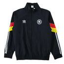 Corta vento retrô Alemanha 2024 2025, jaqueta leve com escudo bordado, agasalho da seleção alemã, modelo clássico preto e branco, corta vento futebol estilo retrô, jaqueta Alemanha para frio e vento

