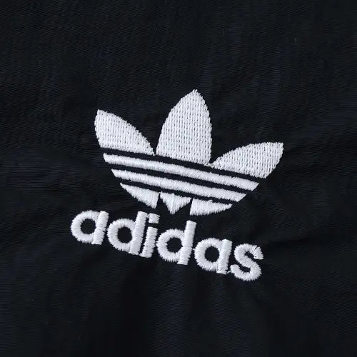 Corta vento retrô Alemanha 2024 2025, jaqueta leve com escudo bordado, agasalho da seleção alemã, modelo clássico preto e branco, corta vento futebol estilo retrô, jaqueta Alemanha para frio e vento

