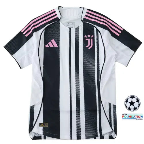 camisa juventus 2025, juventus versão jogador, camisa titular juventus, uniforme juventus 2025/26, camisa bianconera, futebol italiano, serie a, juventus fc, camisa masculina juventus, juventus primeira linha

