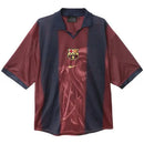 camisa barcelona remake 2000, camisa barcelona travis scott, camisa retrô barça 00/01, barcelona edição especial, camisa escudo bordado barcelona, uniforme barça retrô, barcelona collab rapper, camisa barça retrô travis scott

