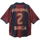 camisa barcelona remake 2000, camisa barcelona travis scott, camisa retrô barça 00/01, barcelona edição especial, camisa escudo bordado barcelona, uniforme barça retrô, barcelona collab rapper, camisa barça retrô travis scott

