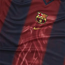 camisa barcelona remake 2000, camisa barcelona travis scott, camisa retrô barça 00/01, barcelona edição especial, camisa escudo bordado barcelona, uniforme barça retrô, barcelona collab rapper, camisa barça retrô travis scott

