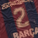 camisa barcelona remake 2000, camisa barcelona travis scott, camisa retrô barça 00/01, barcelona edição especial, camisa escudo bordado barcelona, uniforme barça retrô, barcelona collab rapper, camisa barça retrô travis scott

