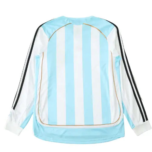 camisa retrô argentina, camisa argentina 2006, argentina manga longa, camisa copa 2006, camisa albiceleste retrô, uniforme histórico argentina, escudo bordado argentina, camisa retrô manga longa, copa do mundo 2006, camisa masculina argentina

