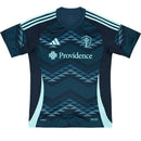 camisa seattle sounders 2025, uniforme titular 2025/26, mls, futebol americano, camisa verde e azul, versão torcedor, design moderno

