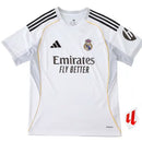 camisa real madrid 2025, uniforme titular real madrid, camisa branca real madrid, escudo bordado madrid, la liga 2025/26, futebol espanhol, camisa masculina merengue, real madrid nova camisa, santiago bernabéu, camisa madridista

