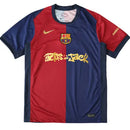camisa barcelona travis scott, barcelona 2024 2025, camisa collab travis scott, camisa edição limitada barcelona, uniforme barça 24/25, camisa barcelona rapper, camisa barça streetwear, manto barcelona travis scott

