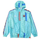 Corta Vento Retrô Barcelona 1997 - Azul com escudo bordado, gola alta e tecido leve. Design clássico dos anos 90 com visual moderno. Perfeito para torcedores, colecionadores e quem curte o lifestyle catalão com estilo.

