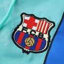 Corta Vento Retrô Barcelona 1997 - Azul com escudo bordado, gola alta e tecido leve. Design clássico dos anos 90 com visual moderno. Perfeito para torcedores, colecionadores e quem curte o lifestyle catalão com estilo.

