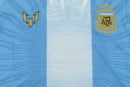 Camisa Especial Messi 10 Argentina Feminina - detalhe do peito com logo Messi e escudo AFA