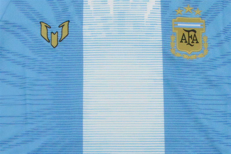 Camisa Especial Messi 10 Argentina Feminina - detalhe do peito com logo Messi e escudo AFA