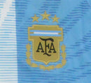 Camisa Especial Messi 10 Argentina Feminina - detalhe do escudo da AFA com 3 estrelas