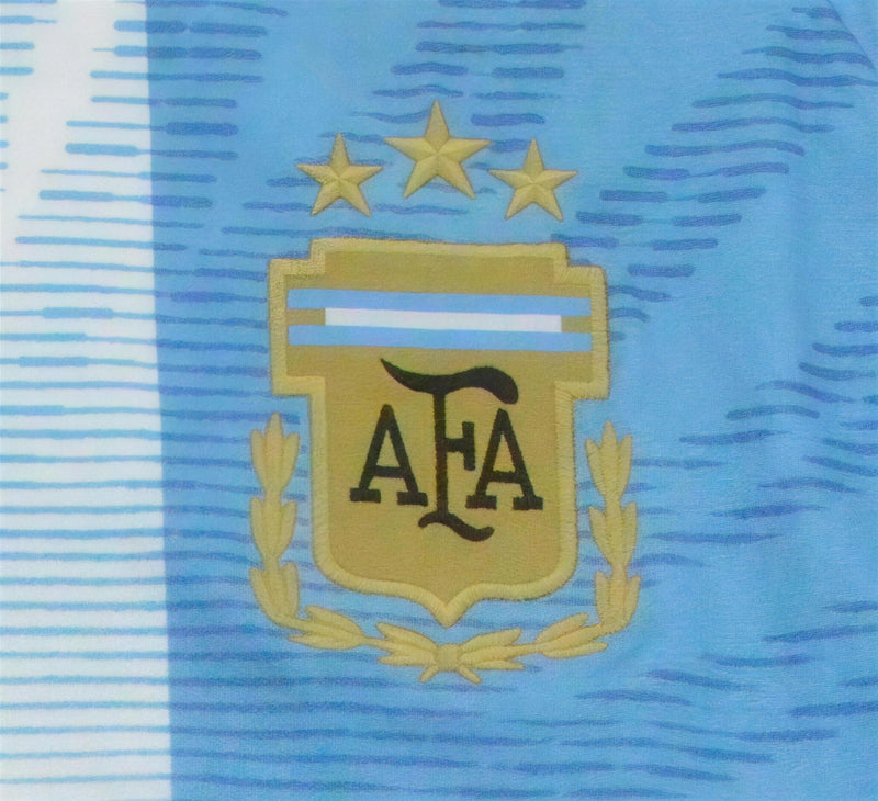 Camisa Especial Messi 10 Argentina Feminina - detalhe do escudo da AFA com 3 estrelas