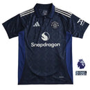 camisa manchester united 2024, camisa torcedor united, uniforme reserva manchester, escudo red devils, camisa alternativa united, futebol inglês


