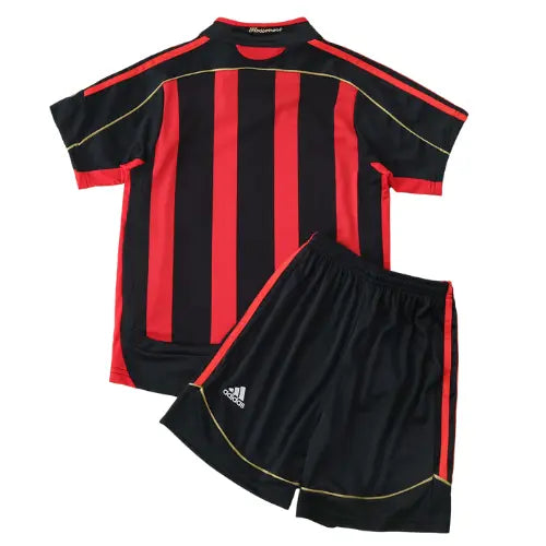 kit milan infantil, camisa retrô milan 2006, uniforme histórico milan, futebol italiano, escudo milan, calção milan