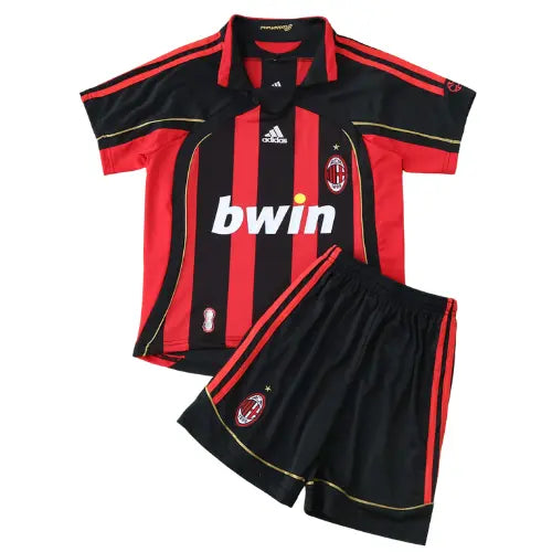 kit milan infantil, camisa retrô milan 2006, uniforme histórico milan, futebol italiano, escudo milan, calção milan