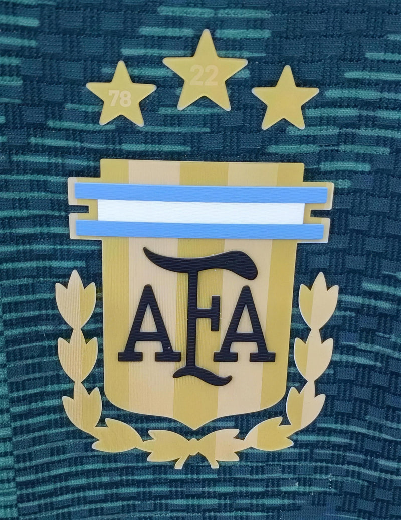 Camisa Verde Especial Messi 10 Argentina - Versão Jogador - detalhe do escudo da AFA com 3 estrelas