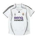 camisa retrô real madrid 2006, uniforme titular 2006/07, futebol espanhol, manto histórico galácticos, branco clássico, torcedor e colecionador

