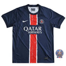 camisa psg 2024, uniforme principal paris saint-germain, camisa azul psg, escudo psg, camisa torcedor paris, futebol francês


